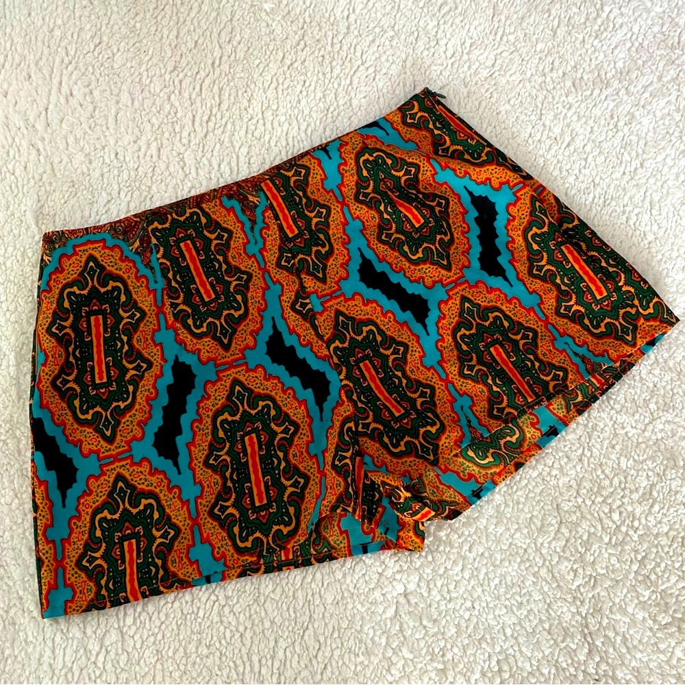 PINK OWL Shorts w/ Side Zipper. Pretty Paisley-Like Pattern. 1-1/2” Inseam.🧡